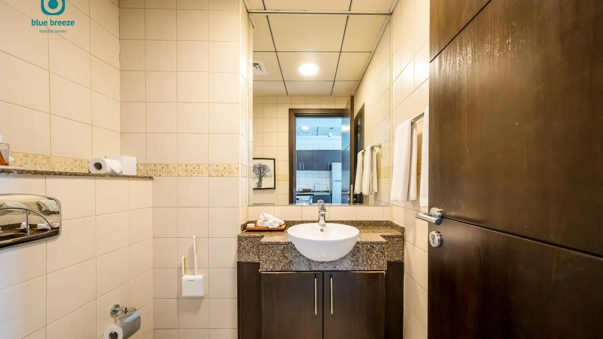 Blue Breeze - Chic Marina Retreat With Balcony And Canal Views Dubai