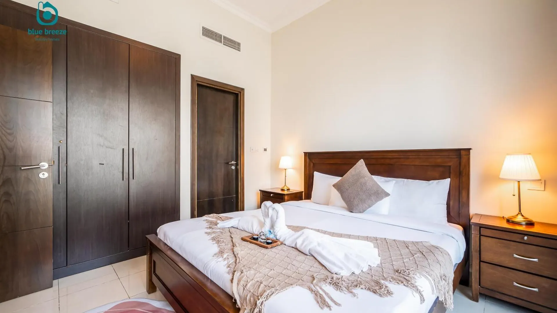 Blue Breeze - Chic Marina Retreat With Balcony And Canal Views Dubai Apartment