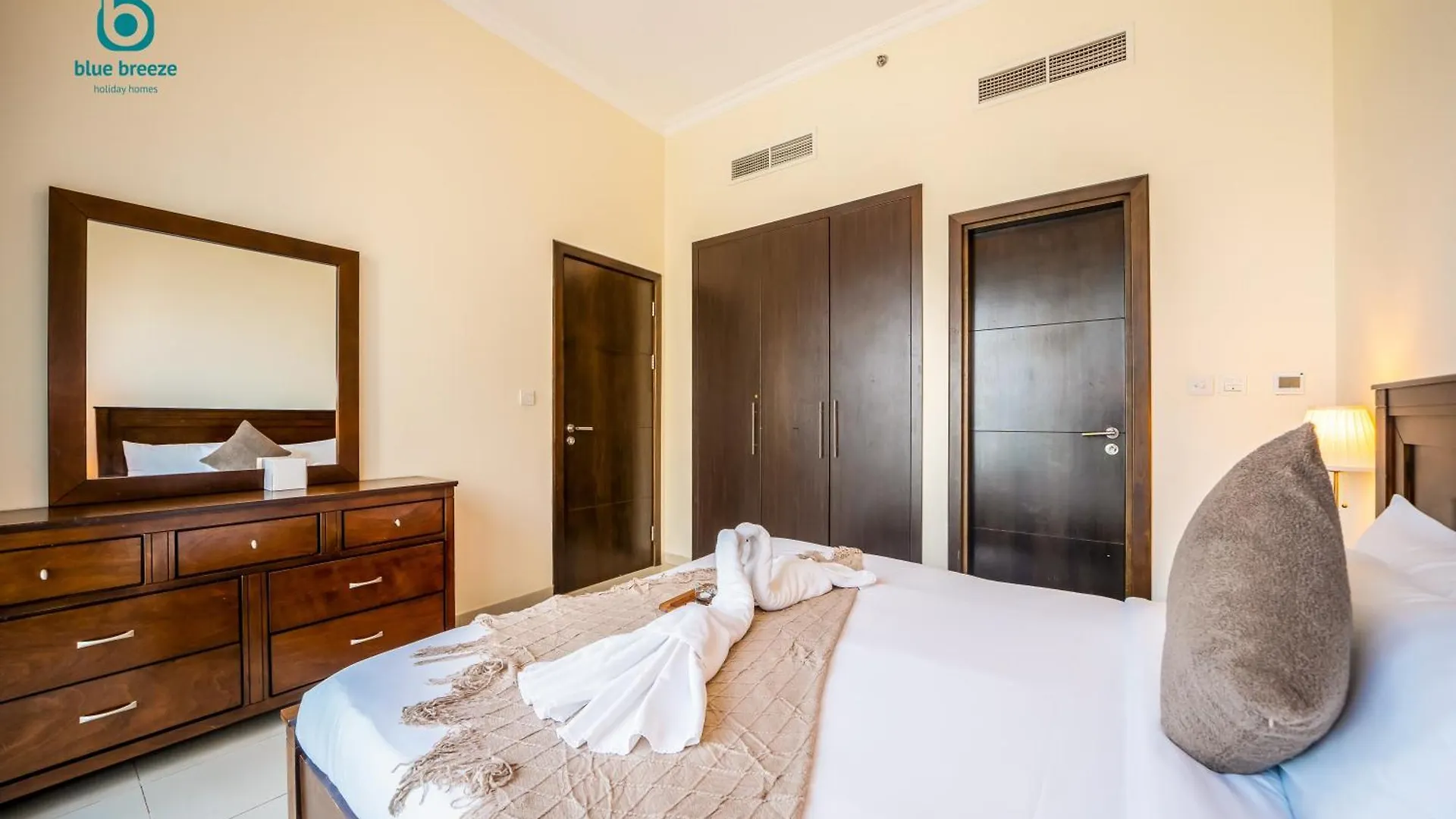 Apartment Blue Breeze - Chic Marina Retreat With Balcony And Canal Views Dubai