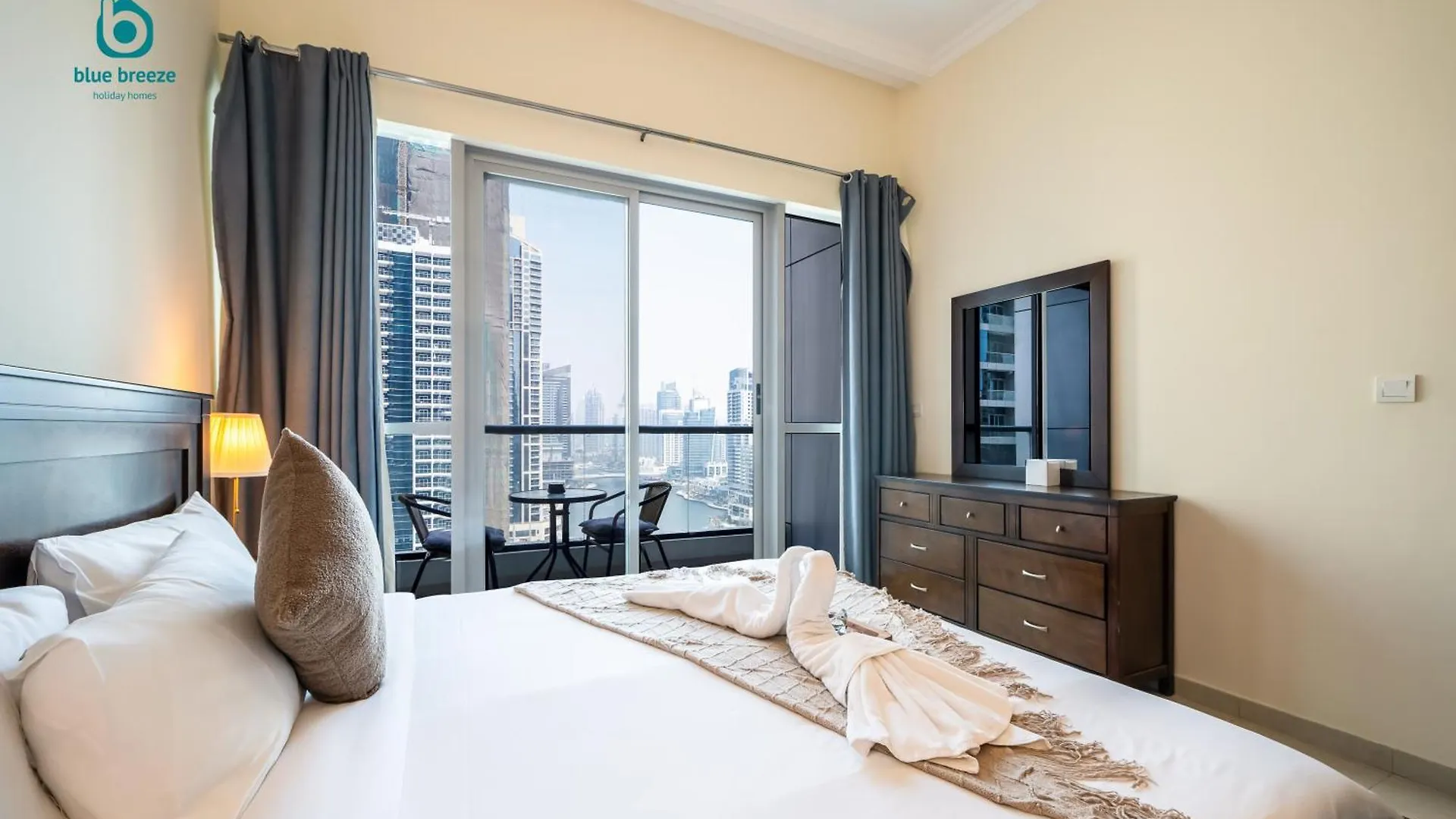 Blue Breeze - Chic Marina Retreat With Balcony And Canal Views Dubai