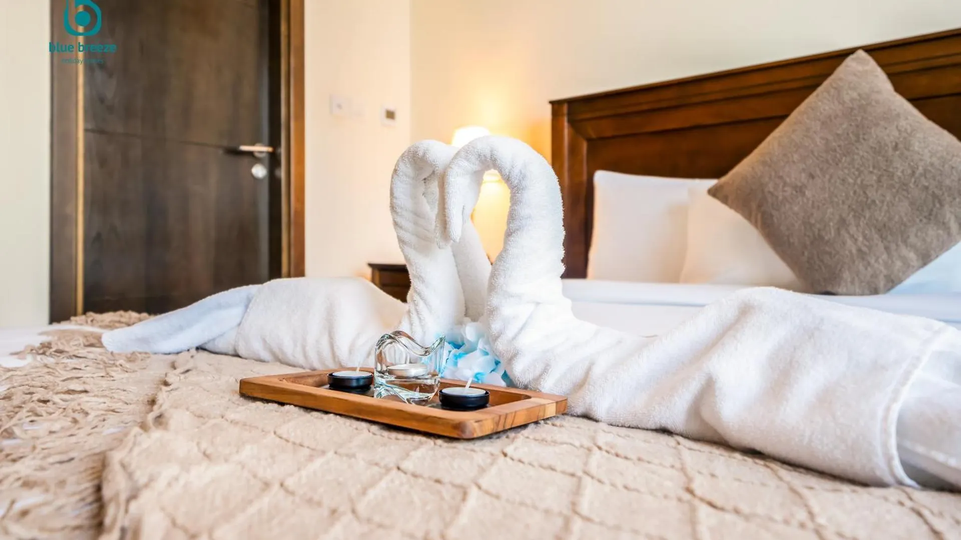 Blue Breeze - Chic Marina Retreat With Balcony And Canal Views Dubai Apartment