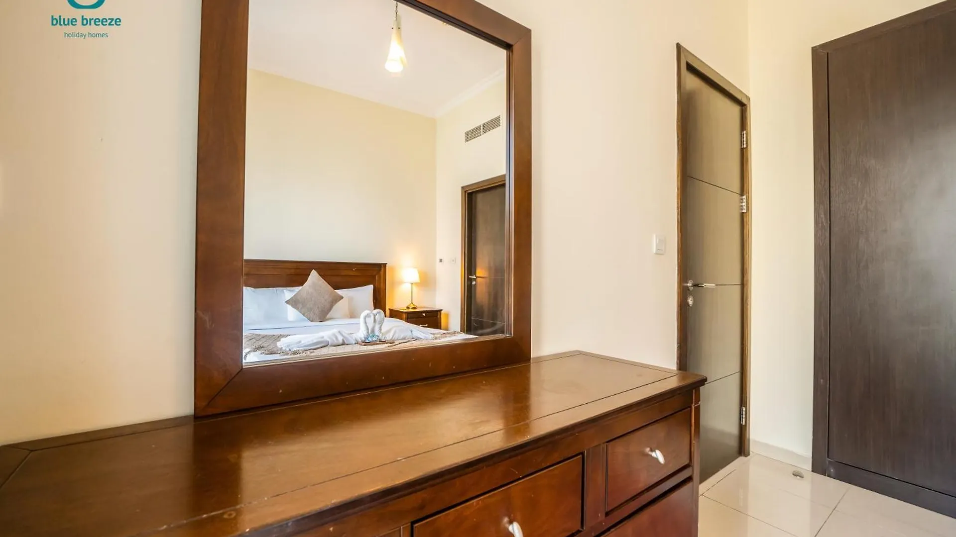 Blue Breeze - Chic Marina Retreat With Balcony And Canal Views Ντουμπάι
